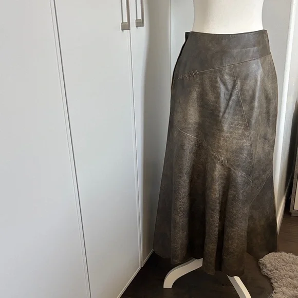Danier Women's Distressed Brown Leather A-Line Skirt - Picture 4 of 13